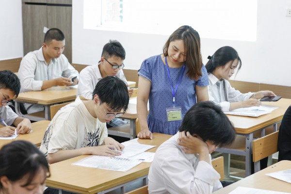 Thí sinh Hà Nội đội nắng đi làm thủ tục thi tốt nghiệp THPT