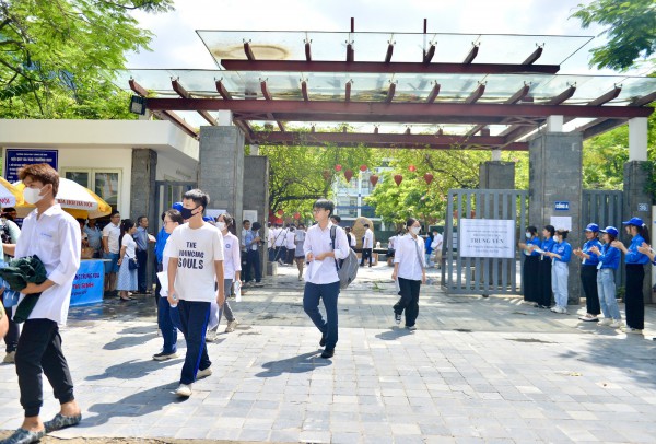 Thí sinh Hà Nội vui vẻ ôm chầm lấy phụ huynh dù không 