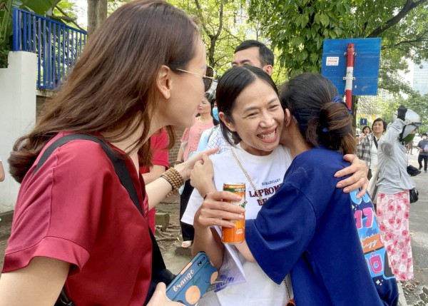 Thí sinh Hà Nội vui vẻ ôm chầm lấy phụ huynh dù không 