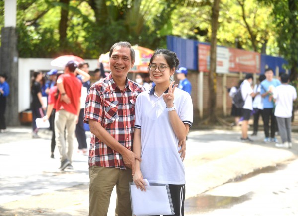 Thí sinh Hà Nội vui vẻ ôm chầm lấy phụ huynh dù không 