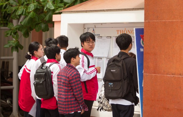 Thí sinh Quảng Trị 'đội nắng' đi làm thủ tục thi tốt nghiệp THPT Thí sinh Quảng Trị 'đội nắng' đi làm thủ tục thi tốt nghiệp THPT