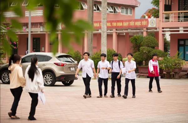 Thí sinh Quảng Trị 'đội nắng' đi làm thủ tục thi tốt nghiệp THPT Thí sinh Quảng Trị 'đội nắng' đi làm thủ tục thi tốt nghiệp THPT