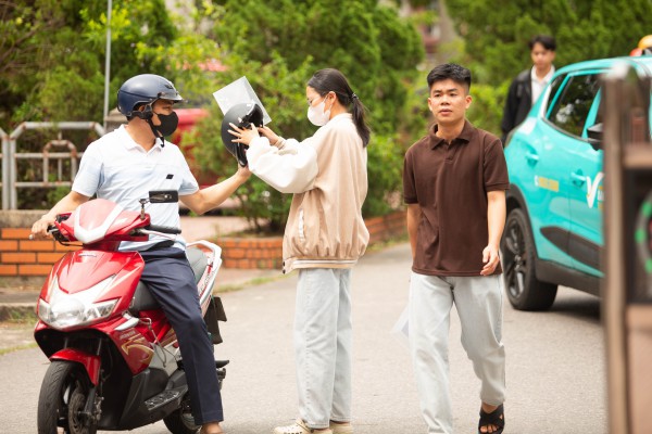 Thí sinh Quảng Trị 'đội nắng' đi làm thủ tục thi tốt nghiệp THPT Thí sinh Quảng Trị 'đội nắng' đi làm thủ tục thi tốt nghiệp THPT