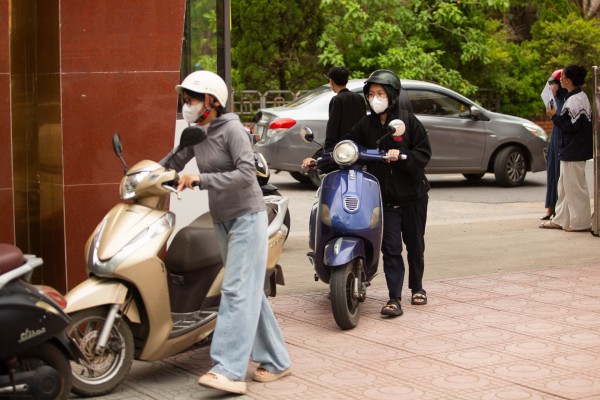 Thí sinh Quảng Trị 'đội nắng' đi làm thủ tục thi tốt nghiệp THPT Thí sinh Quảng Trị 'đội nắng' đi làm thủ tục thi tốt nghiệp THPT