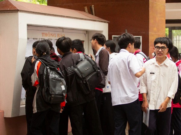 Thí sinh Quảng Trị 'đội nắng' đi làm thủ tục thi tốt nghiệp THPT Thí sinh Quảng Trị 'đội nắng' đi làm thủ tục thi tốt nghiệp THPT