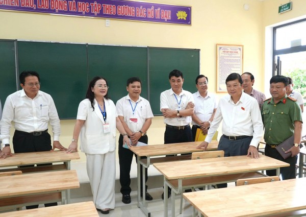 Thí sinh Quảng Trị 'đội nắng' đi làm thủ tục thi tốt nghiệp THPT Thí sinh Quảng Trị 'đội nắng' đi làm thủ tục thi tốt nghiệp THPT