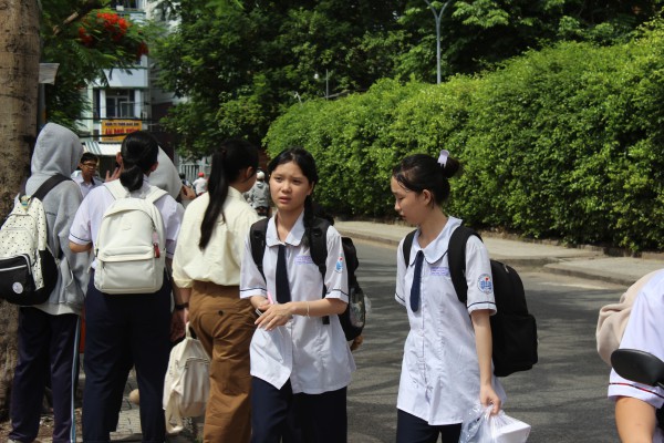 Thí sinh TP.HCM bất ngờ, 'đề văn tốt nghiệp lệch tủ, lệch méo xẹo' Thí sinh TP.HCM bất ngờ, 'đề văn tốt nghiệp lệch tủ, lệch méo xẹo'