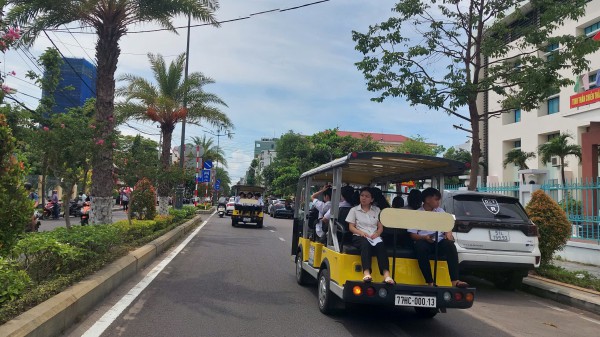 Thí sinh dự thi tốt nghiệp THPT được đưa đón bằng xe điện du lịch