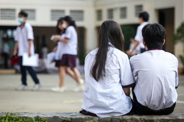 Thí sinh hôn nhau ngay cổng trường thi tốt nghiệp THPT!