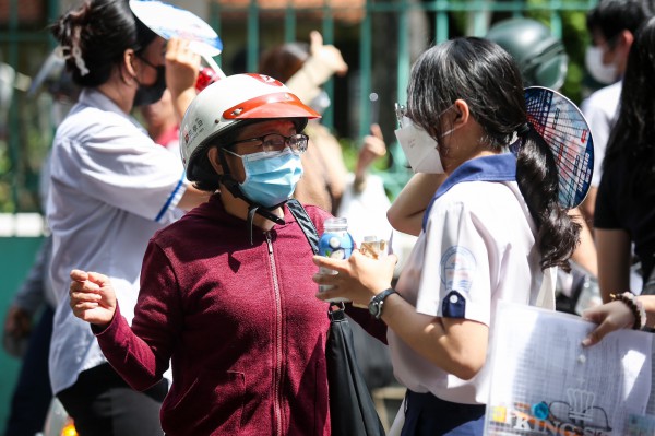 Thí sinh hôn nhau ngay cổng trường thi tốt nghiệp THPT!