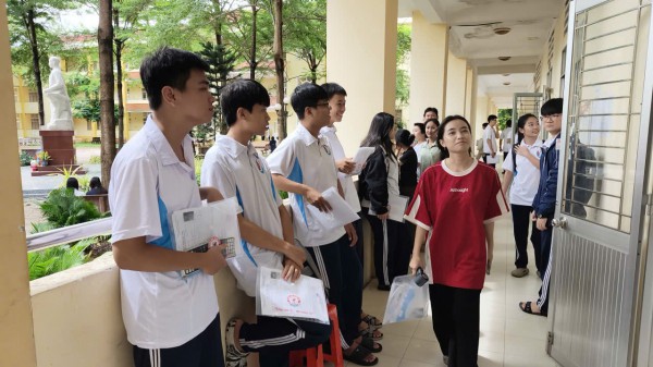 Thí sinh nhà cách điểm thi tốt nghiệp khoảng 30 km đến trường làm thủ tục sớm Thí sinh nhà cách điểm thi tốt nghiệp khoảng 30 km đến trường làm thủ tục sớm