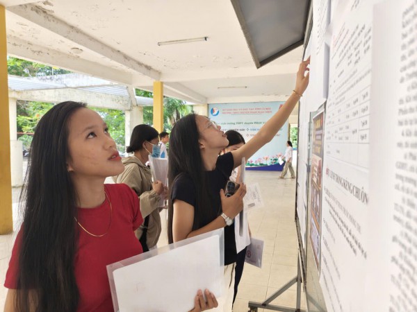 Thí sinh nhà cách điểm thi tốt nghiệp khoảng 30 km đến trường làm thủ tục sớm Thí sinh nhà cách điểm thi tốt nghiệp khoảng 30 km đến trường làm thủ tục sớm
