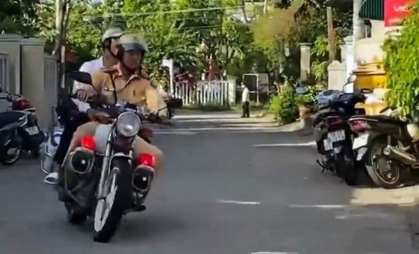 Thí sinh ở Quảng Ngãi ngủ quên, CSGT đến nhà rước đi thi tốt nghiệp THPT