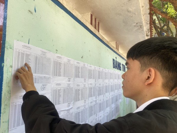 Thí sinh ở Quảng Ngãi ngủ quên, CSGT đến nhà rước đi thi tốt nghiệp THPT