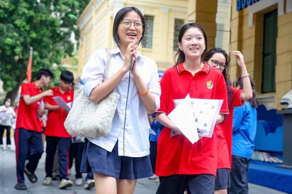 Thí sinh than đề tiếng anh khó, phông chữ gây 'nhức mắt' Thí sinh than đề tiếng anh khó, phông chữ gây 'nhức mắt'