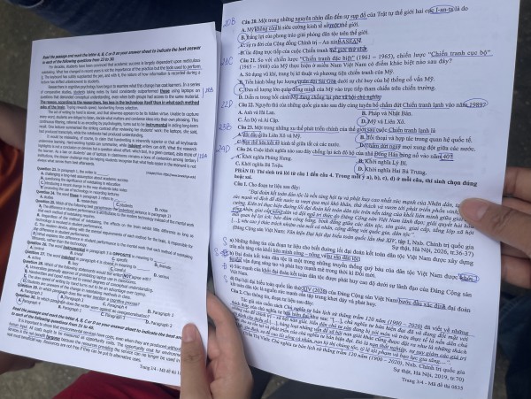 Thí sinh than đề tiếng anh khó, phông chữ gây 'nhức mắt' Thí sinh than đề tiếng anh khó, phông chữ gây 'nhức mắt'