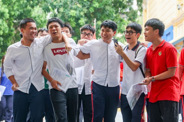 Thí sinh than đề tiếng anh khó, phông chữ gây 'nhức mắt' Thí sinh than đề tiếng anh khó, phông chữ gây 'nhức mắt'