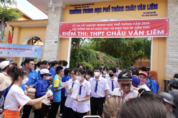 Thi tốt nghiệp THPT 2023: 6 người trong gia đình đi cổ vũ cháu trai