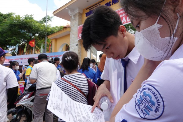 Thi tốt nghiệp THPT 2023: 6 người trong gia đình đi cổ vũ cháu trai