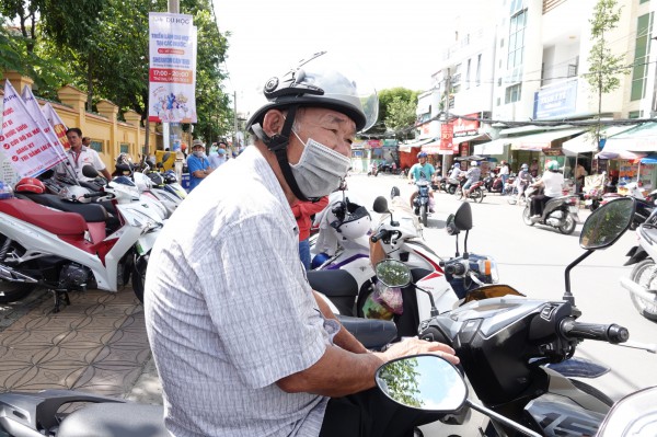 Thi tốt nghiệp THPT 2023: 6 người trong gia đình đi cổ vũ cháu trai