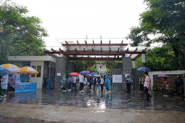 Thi tốt nghiệp THPT 2023: Thanh niên tình nguyện đội mưa che ô cho thí sinh Thi tốt nghiệp THPT 2023: Thanh niên tình nguyện đội mưa che ô cho thí sinh