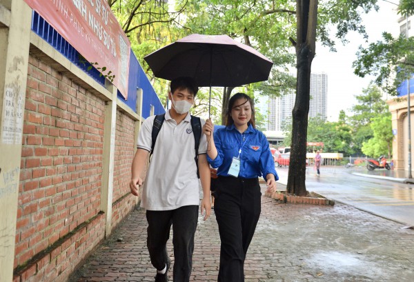 Thi tốt nghiệp THPT 2023: Thanh niên tình nguyện đội mưa che ô cho thí sinh Thi tốt nghiệp THPT 2023: Thanh niên tình nguyện đội mưa che ô cho thí sinh