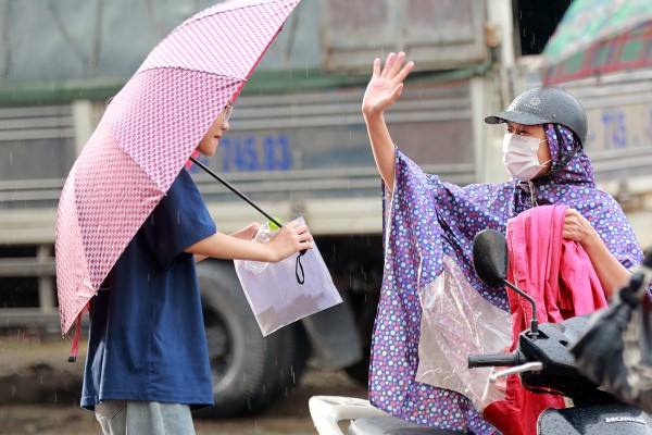 Thi tốt nghiệp THPT 2023: Thanh niên tình nguyện đội mưa che ô cho thí sinh Thi tốt nghiệp THPT 2023: Thanh niên tình nguyện đội mưa che ô cho thí sinh