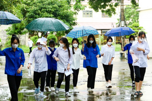 Thi tốt nghiệp THPT 2023: Thanh niên tình nguyện đội mưa che ô cho thí sinh Thi tốt nghiệp THPT 2023: Thanh niên tình nguyện đội mưa che ô cho thí sinh
