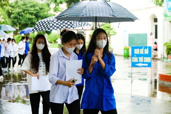 Thi tốt nghiệp THPT 2023: Thanh niên tình nguyện đội mưa che ô cho thí sinh Thi tốt nghiệp THPT 2023: Thanh niên tình nguyện đội mưa che ô cho thí sinh