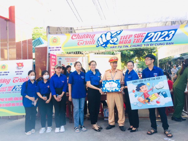 Thi tốt nghiệp THPT 2023: Thí sinh quên mang CCCD được CSGT chở về nhà lấy