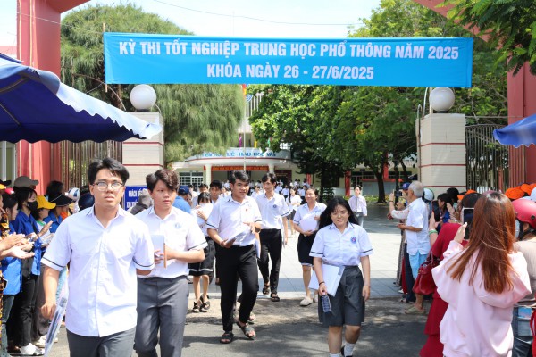 Thi tốt nghiệp THPT 2025: Thí sinh Phú Yên bật khóc khi đọc đề ngữ văn Thi tốt nghiệp THPT 2025: Thí sinh Phú Yên bật khóc khi đọc đề ngữ văn