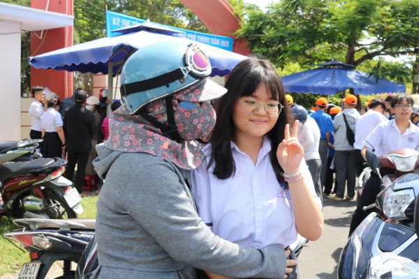 Thi tốt nghiệp THPT 2025: Thí sinh Phú Yên bật khóc khi đọc đề ngữ văn Thi tốt nghiệp THPT 2025: Thí sinh Phú Yên bật khóc khi đọc đề ngữ văn