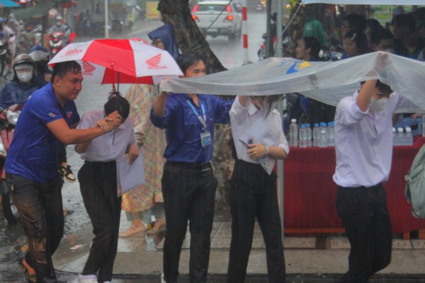 Thi tốt nghiệp THPT 2025: Thí sinh đi nhầm điểm thi cách 30 km Thi tốt nghiệp THPT 2025: Thí sinh đi nhầm điểm thi cách 30 km