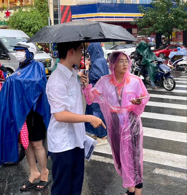 Thi tốt nghiệp THPT 2025: Thí sinh đội mưa về, buồn rượi vì đề toán khó Thi tốt nghiệp THPT 2025: Thí sinh đội mưa về, buồn rượi vì đề toán khó