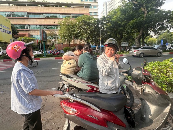 Thi tốt nghiệp THPT: Có thí sinh hôm qua quên phiếu báo dự thi, nay quên CCCD Thi tốt nghiệp THPT: Có thí sinh hôm qua quên phiếu báo dự thi, nay quên CCCD