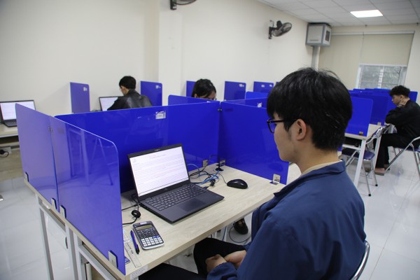 Thi tốt nghiệp THPT trên máy tính: Rào cản lớn nhất là sự công bằng Thi tốt nghiệp THPT trên máy tính: Rào cản lớn nhất là sự công bằng