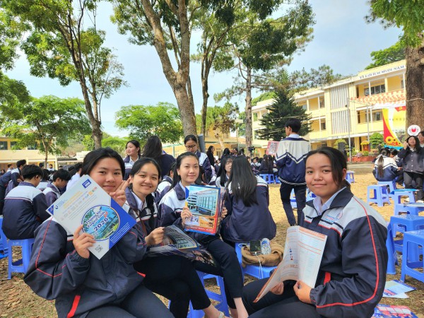 Thích luyện thi trên mạng hơn đi học thêm, vì sao? Thích luyện thi trên mạng hơn đi học thêm, vì sao?