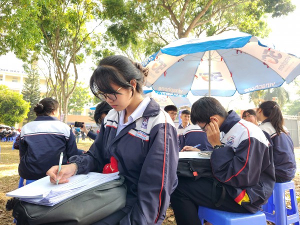 Thích luyện thi trên mạng hơn đi học thêm, vì sao? Thích luyện thi trên mạng hơn đi học thêm, vì sao?