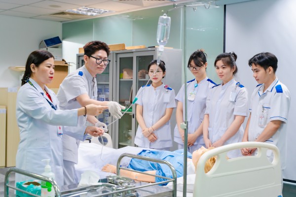Thiếu hụt điều dưỡng, tìm giải pháp thu hút tuyển sinh