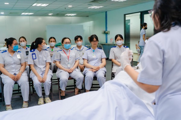 Thiếu hụt điều dưỡng, tìm giải pháp thu hút tuyển sinh