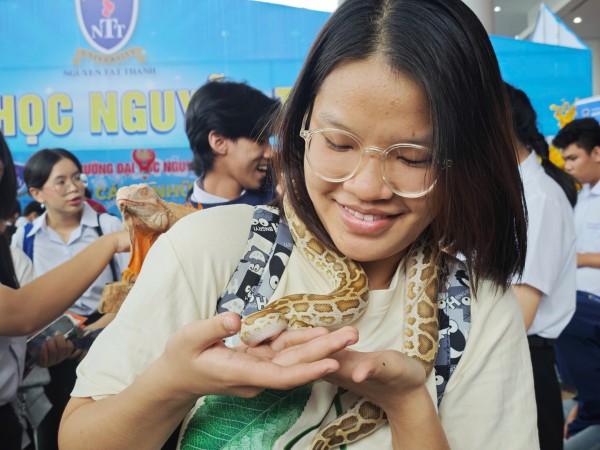 Thu hút học sinh bằng... kỳ đà Nam Mỹ, trăn, rắn lục xanh