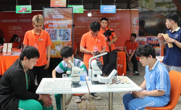 Thử thách đánh cờ cùng robot: Điểm nhấn công nghệ tại ngày hội tư vấn mùa thi