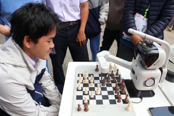 Thử thách đánh cờ cùng robot: Điểm nhấn công nghệ tại ngày hội tư vấn mùa thi
