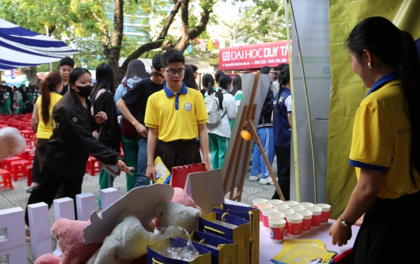 Thử thách đánh cờ cùng robot: Điểm nhấn công nghệ tại ngày hội tư vấn mùa thi