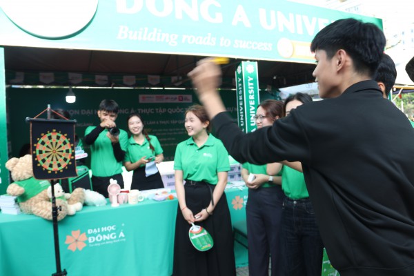 Thử thách đánh cờ cùng robot: Điểm nhấn công nghệ tại ngày hội tư vấn mùa thi