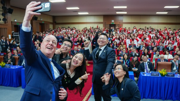 Thủ tướng New Zealand 'selfie' với sinh viên Trường ĐH Ngoại thương