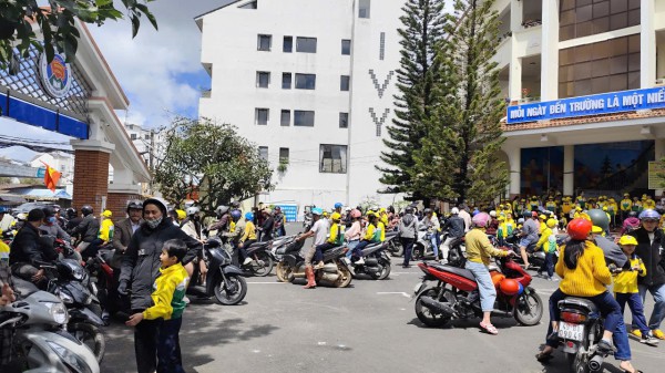 Thực phẩm bẩn vào trường học: Ai phụ trách trường khi gia hạn tạm đình chỉ hiệu trưởng?