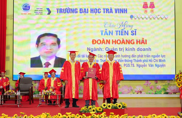 Thương binh 2/4 nhận bằng tiến sĩ ở tuổi 73