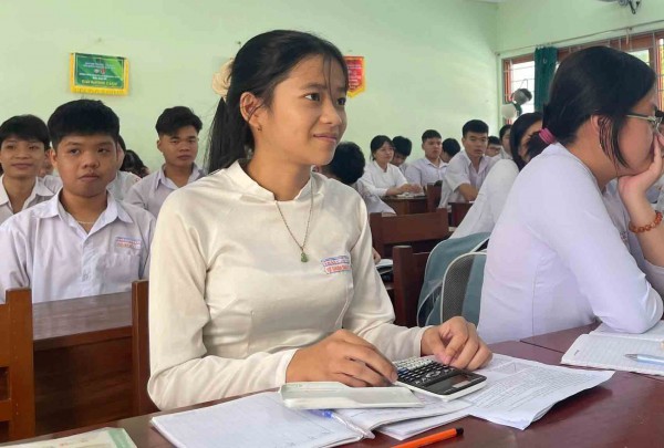 Tiếp sức học sinh xã đảo đến trường