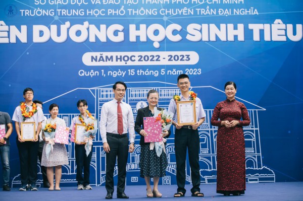 Tôn vinh phụ huynh trong lễ tổng kết năm học, tại sao không?